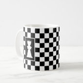 黒と白のチェス盤上のホワイトクイーン コーヒーマグカップ (正面左)