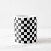 黒と白のチェス盤上のホワイトクイーン コーヒーマグカップ (中央)