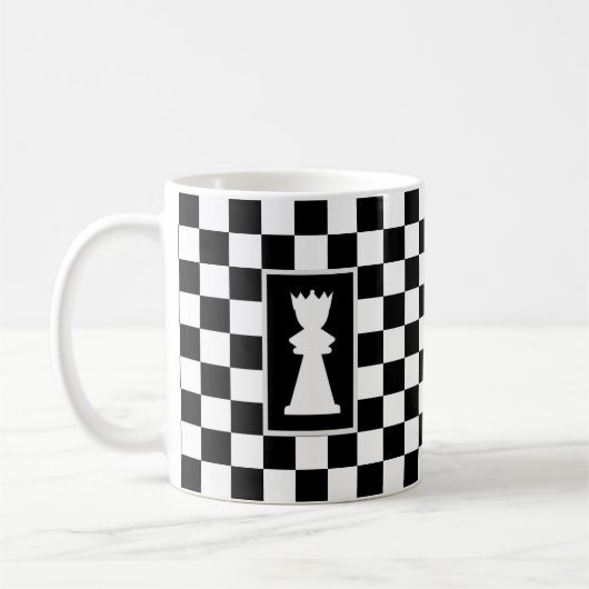 黒と白のチェス盤上のホワイトクイーン コーヒーマグカップ (左)