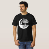 黒と白のディスクゴルフと木の根 Tシャツ (正面フル)