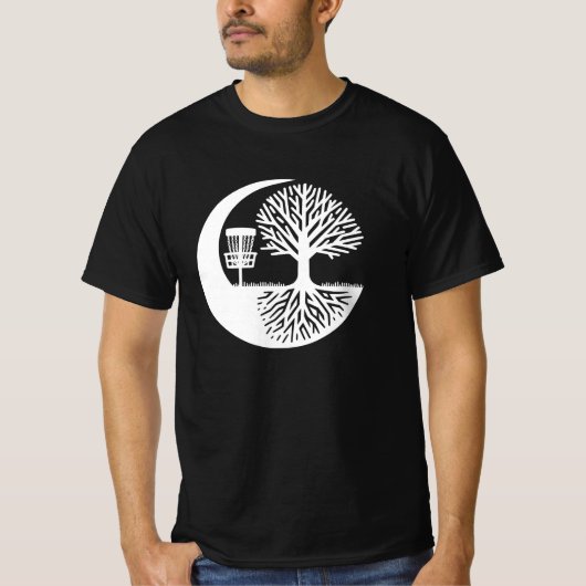 黒と白のディスクゴルフと木の根 Tシャツ (正面)