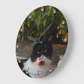 黒と白のトルコ猫ピエロ、ピンクの宝石 ラージ壁時計 (傾斜)