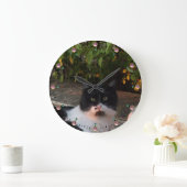 黒と白のトルコ猫ピエロ、ピンクの宝石 ラージ壁時計 (ホーム)