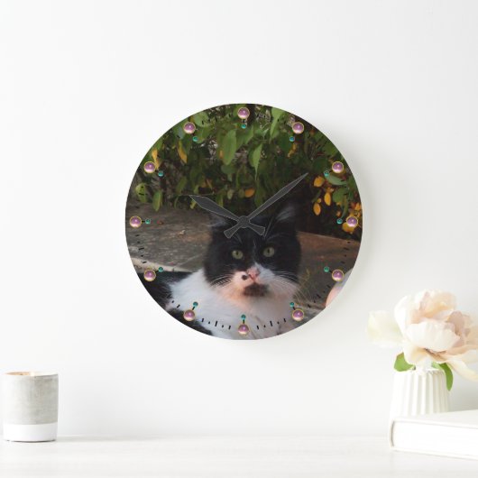 黒と白のトルコ猫ピエロ、ピンクの宝石 ラージ壁時計 (ホーム)