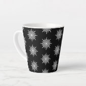 黒と白のト音記号の雪の結晶パターン カフェラテマグ (左アングル)
