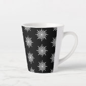 黒と白のト音記号の雪の結晶パターン カフェラテマグ (右)