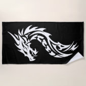 黒と白のドラゴンの部族シルエット ビーチタオル (正面)