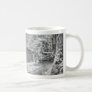 黒と白のバックライト付きの田舎の雪のシーン コーヒーマグカップ