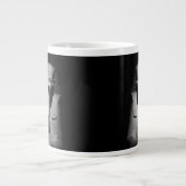 黒と白のファラオの王 ジャンボコーヒーマグカップ (正面)