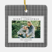 黒と白のホウンドトゥース柄のクリスマスフォト セラミックオーナメント (正面)