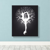 黒と白のヨガの木と女性と陰陽。 キャンバスプリント (インサイチュ (ウッドフロア))