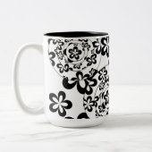 黒と白のリングと花 ツートーンマグカップ (左)