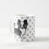 黒と白のロングコートチワワ 犬と前足 コーヒーマグカップ (正面左)