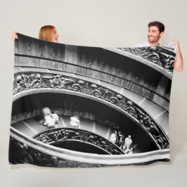 黒と白のローマ字螺旋階段 フリースブランケット