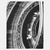 黒と白のローマ字螺旋階段 フリースブランケット (正面)