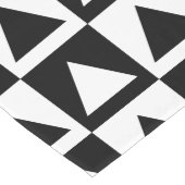 黒と白の三角形オン市松模様にデザイン ロングテーブルランナー (コーナー)