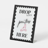 黒と白の下着をここに落とすゲームの看板 台座サイン (正面)