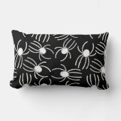 黒と白の不気味なクローラスパイダー ランバークッション (正面)