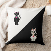 黒と白の二匹のかわいい猫 クッション (ブランケット)