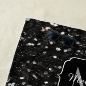 黒と白の光沢のあるグリッタースパークルモノグラム ビーチタオル (インサイチュ)