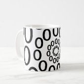 黒と白の円形幾何学模様 コーヒーマグカップ (正面左)