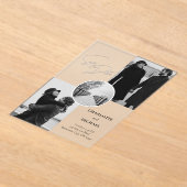 黒と白の写真モダンの結婚式の日付を保存 アクリル招待状 (レイダウン)