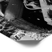 黒と白の古いジャンクカーの側に ポスター (角)