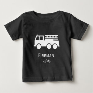 黒と白の名前の小さな少年の消防車 ベビーTシャツ