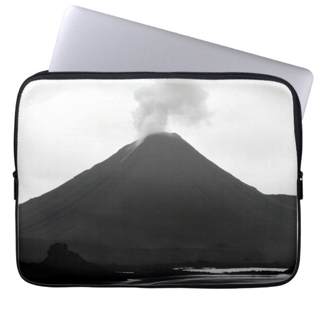 黒と白の噴火する火山 ラップトップスリーブ (正面)