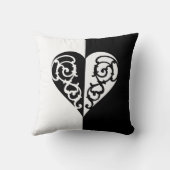 黒と白の塗りつぶしハート クッション (裏面)