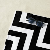 黒と白の大きな斜め山形のストライプ ビーチタオル (インサイチュ)