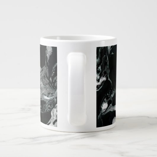 黒と白の大理石テクスチャの液体ア絵を描ート ジャンボコーヒーマグカップ (裏面)