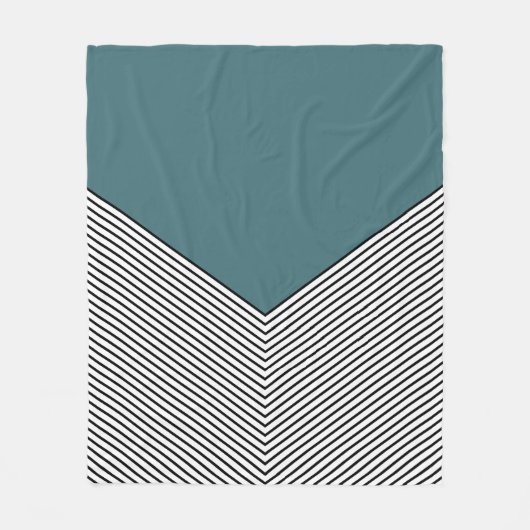 黒と白の山形のデザインと青の三角形 フリースブランケット (正面)