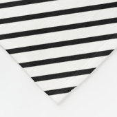 黒と白の山形のデザインと青の三角形 フリースブランケット (角)