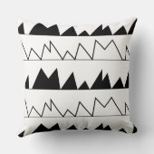 黒と白の山形のパターン クッション (裏面)