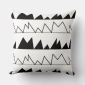 黒と白の山形のパターン クッション (正面)