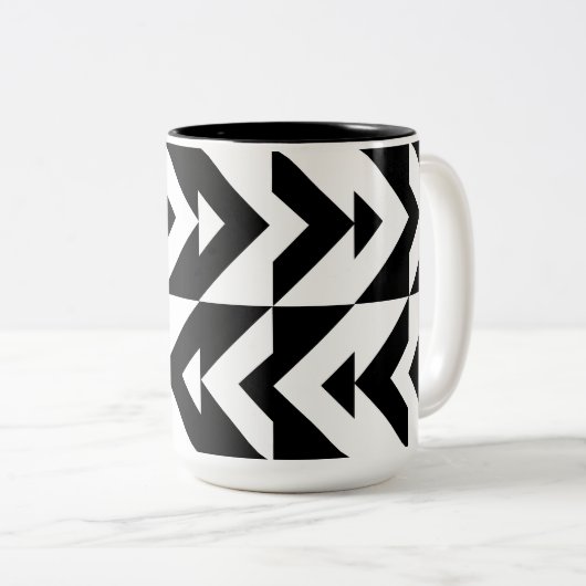 黒と白の山形の幾何学的パターン ツートーンマグカップ (正面右)