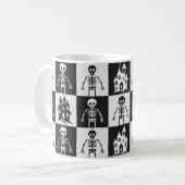 黒と白の市松模様のハロウィン コーヒーマグカップ (正面左)