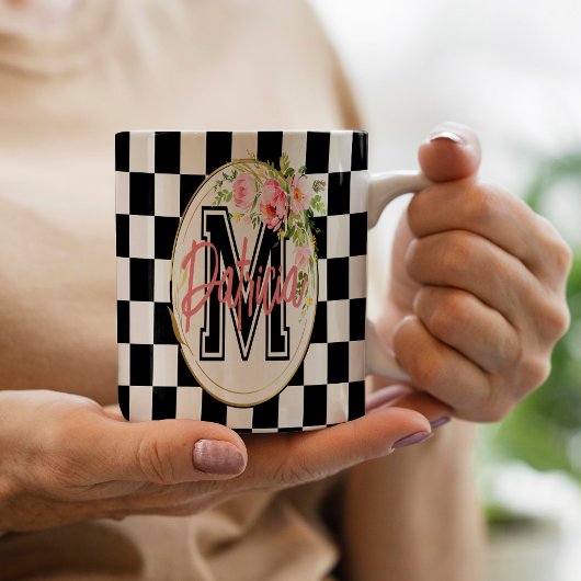 黒と白の市松模様 ピンクの花のモノグラム コーヒーマグカップ