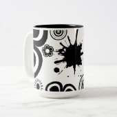 黒と白の幻想的な花と円とスプラッター ツートーンマグカップ (正面左)