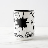 黒と白の幻想的な花と円とスプラッター ツートーンマグカップ (中央)