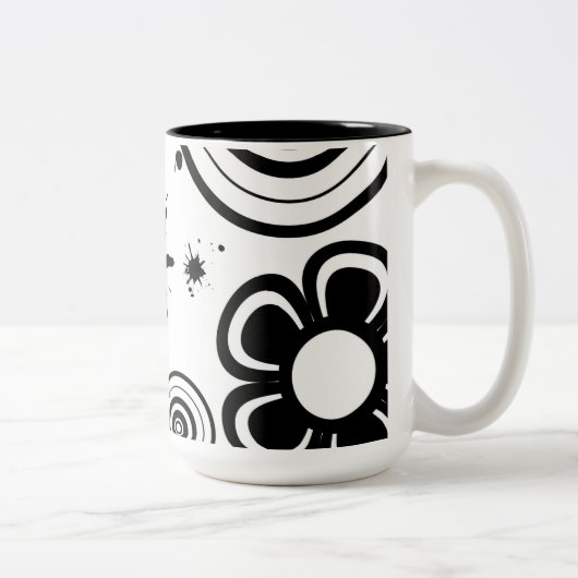 黒と白の幻想的な花と円とスプラッター ツートーンマグカップ (右)