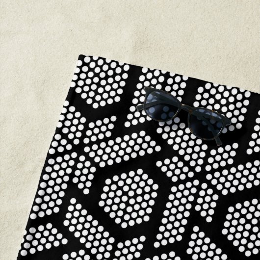 黒と白の幾何公差付き図形のパターン ビーチタオル (インサイチュ)