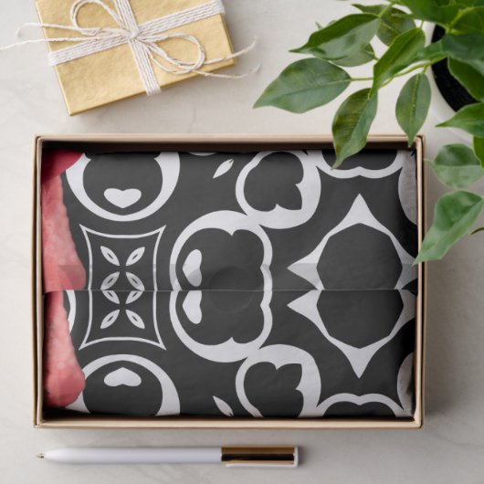 黒と白の幾何学模様の上の赤いバラ 薄葉紙 (ギフト)