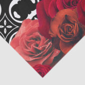 黒と白の幾何学模様の上の赤いバラ 薄葉紙 (詳細)