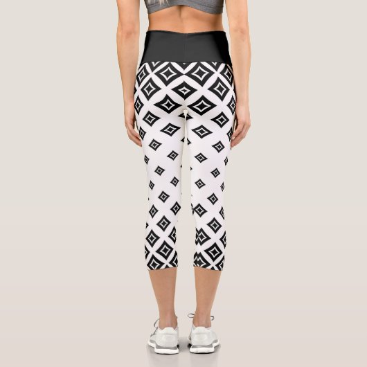 黒と白の幾何学的なダイヤモンドの形状パターン カプリレギンス (裏面)