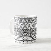黒と白の幾何学的なボーダーサンプラーパターン コーヒーマグカップ (正面左)