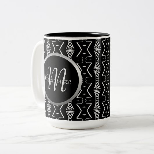 黒と白の幾何学的な三角形のマグカップ ツートーンマグカップ (正面左)