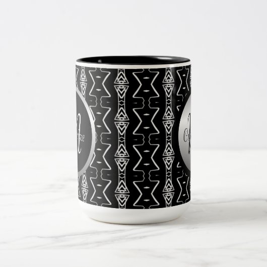 黒と白の幾何学的な三角形のマグカップ ツートーンマグカップ (中央)