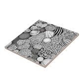 黒と白の抽象的なラインと形状が織りなす複雑なデザイン タイル (側面)